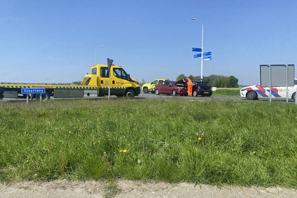 Schade na botsing tussen twee voertuigen