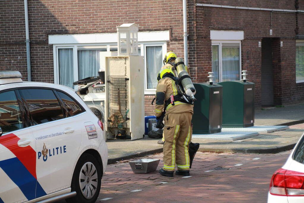 Vaten met onbekende stof gedumpt bij afvalcontainer