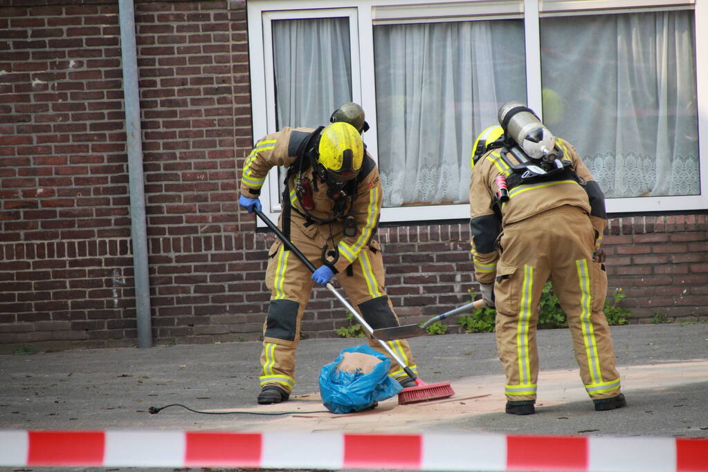 Vaten met onbekende stof gedumpt bij afvalcontainer