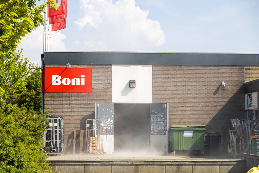 Gebroken slang bij Boni supermarkt zorgt voor brandweer inzet