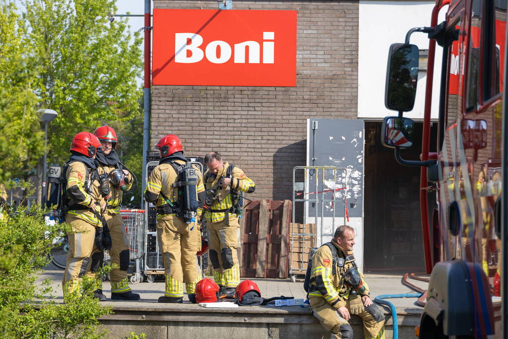 Gebroken slang bij Boni supermarkt zorgt voor brandweer inzet