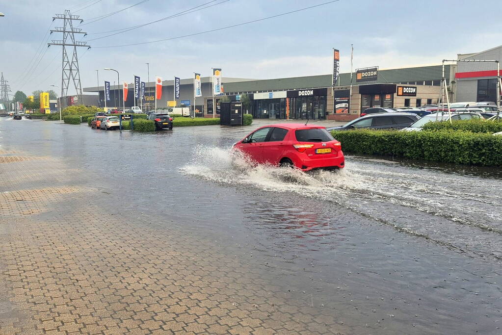 Straten onder water na fikse hoosbuien