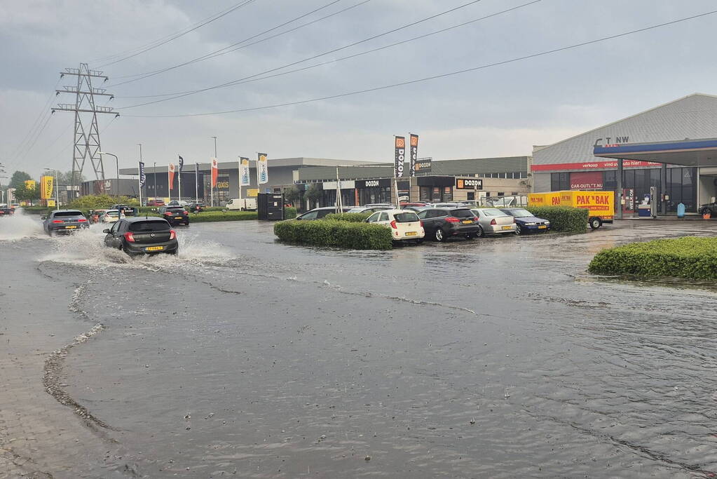 Straten onder water na fikse hoosbuien