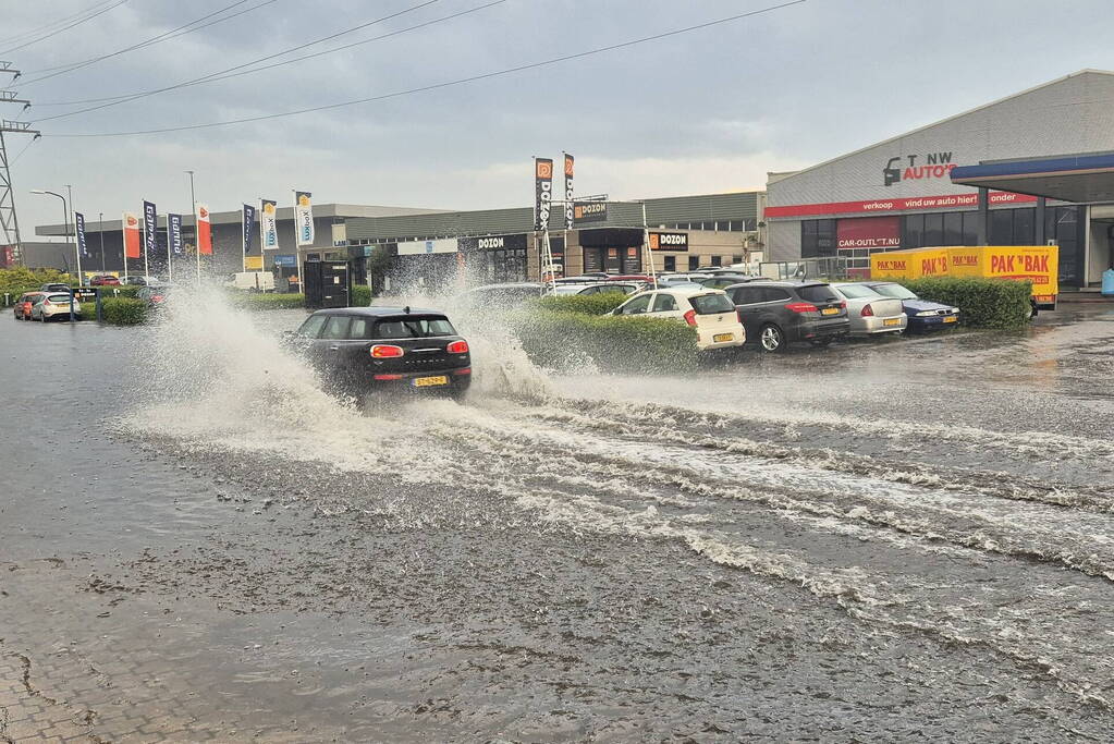 Straten onder water na fikse hoosbuien