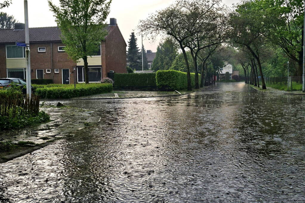 Straten onder water na fikse hoosbuien