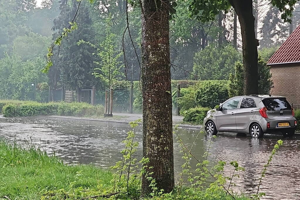 Straten onder water na fikse hoosbuien