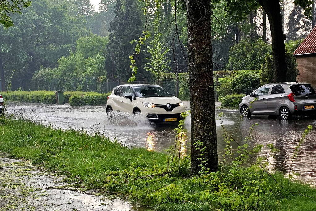 Straten onder water na fikse hoosbuien