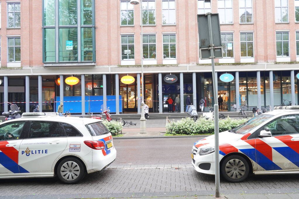 Overleden persoon aangetroffen voor winkel