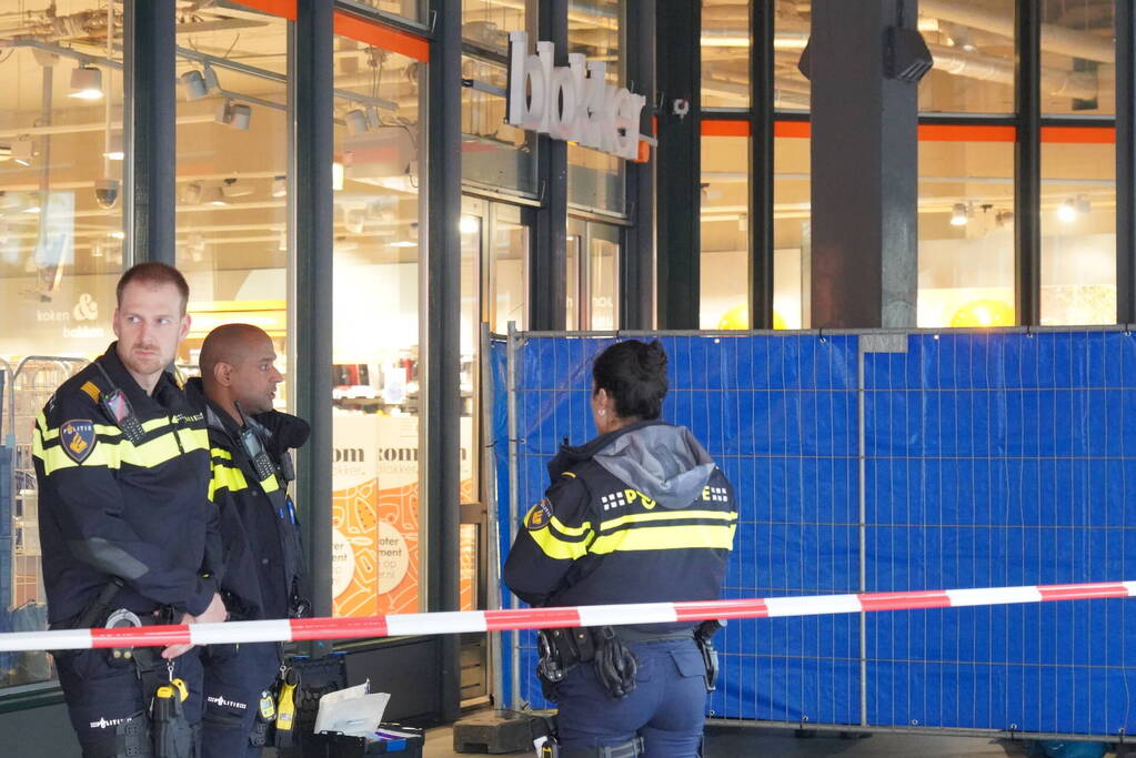 Overleden persoon aangetroffen voor winkel