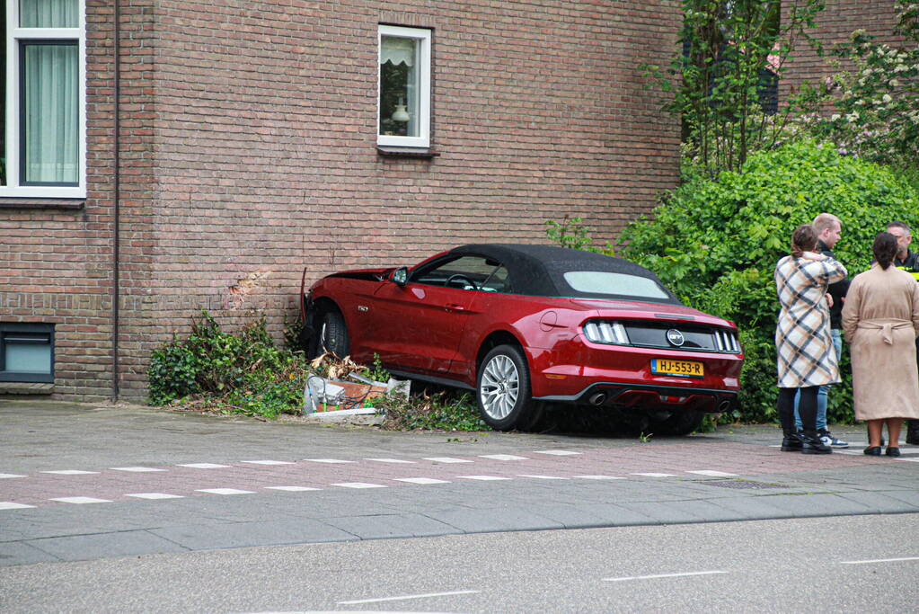 Automobilist raakt van de weg knalt tegen apartment