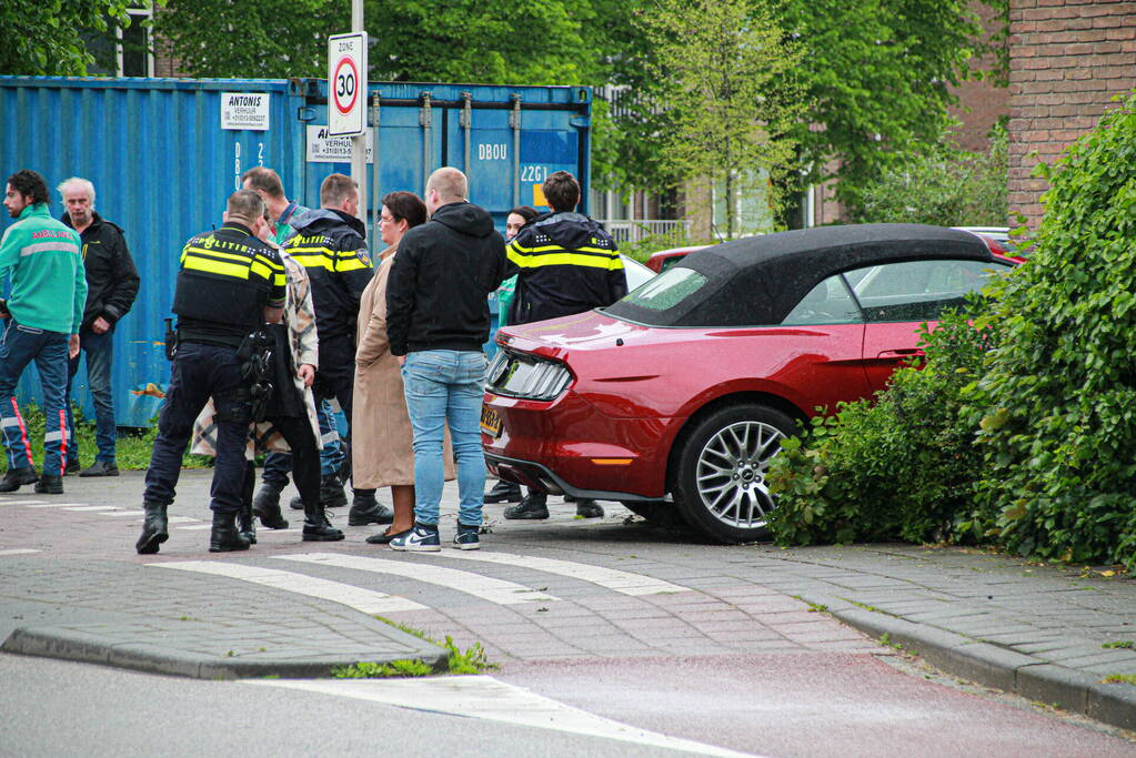 Automobilist raakt van de weg knalt tegen apartment