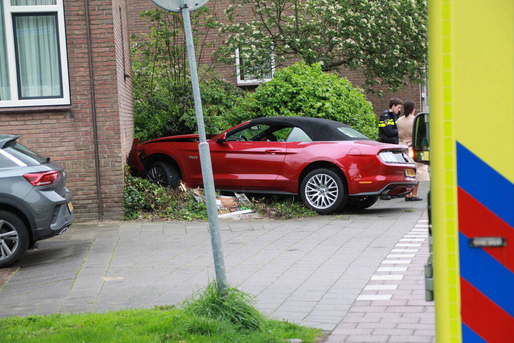 Automobilist raakt van de weg knalt tegen apartment