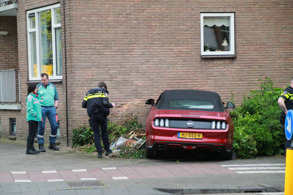 Automobilist raakt van de weg knalt tegen apartment