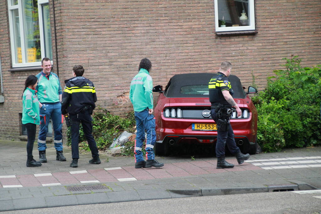 Automobilist raakt van de weg knalt tegen apartment