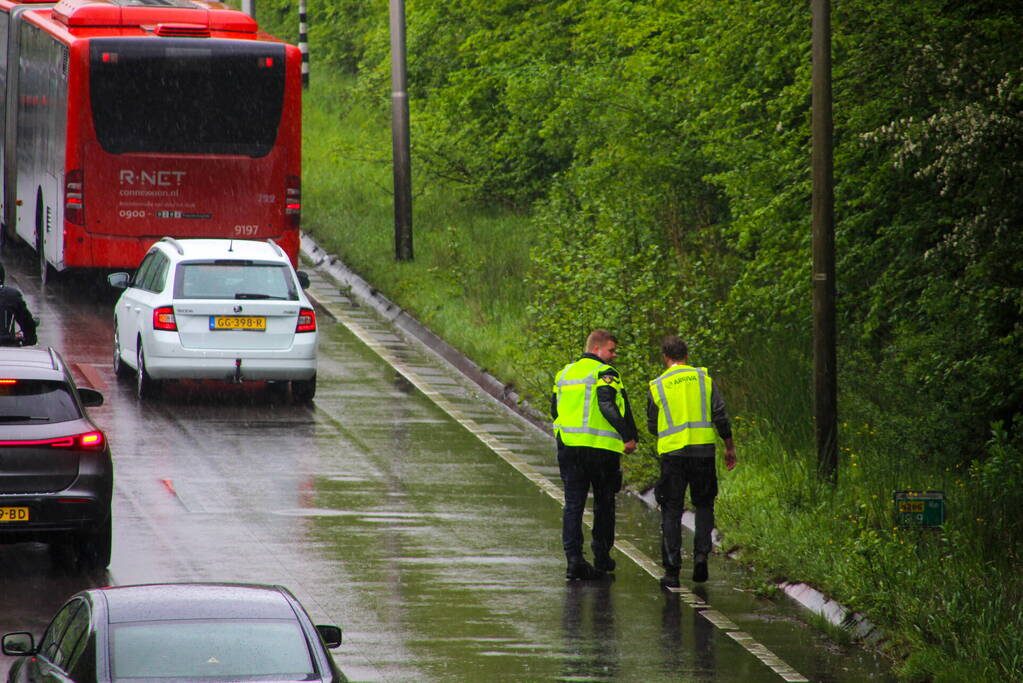 Dichte rijstrook door ongeval met lijnbus