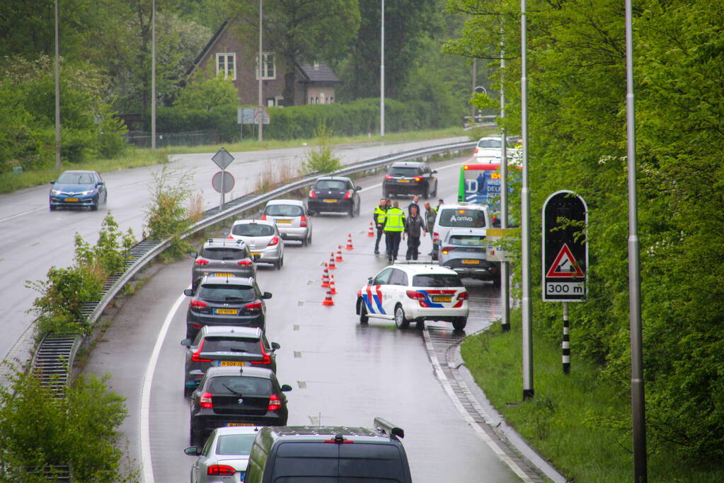 Dichte rijstrook door ongeval met lijnbus