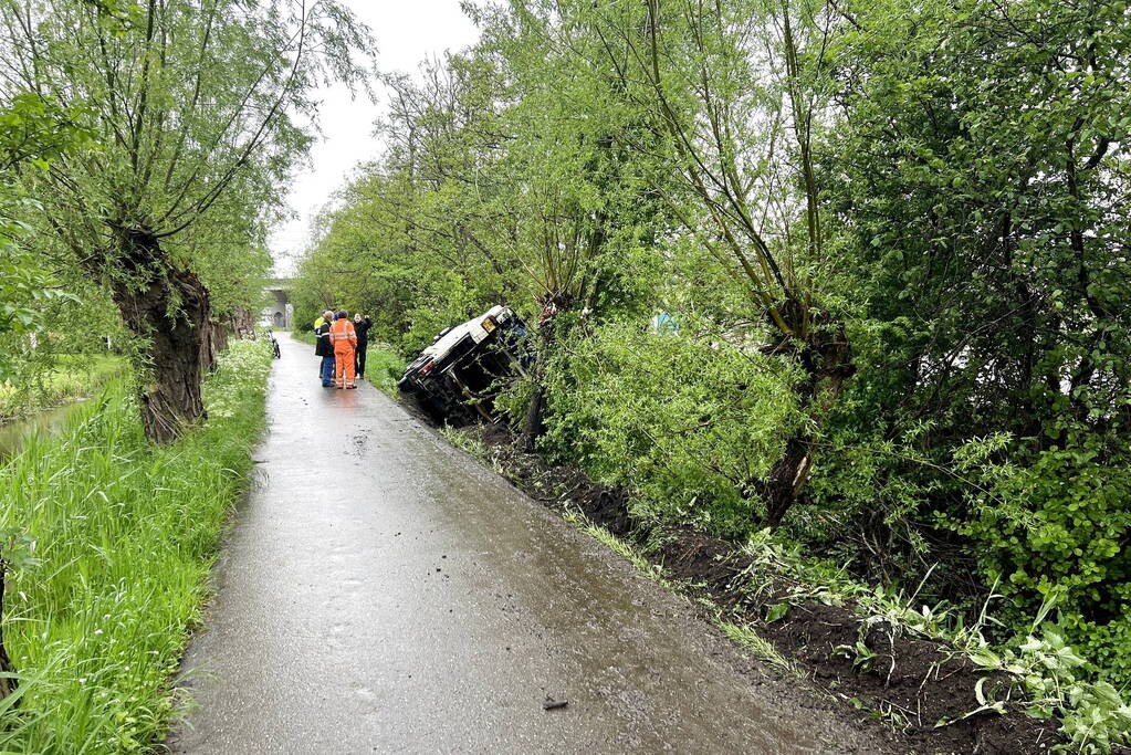 Vuilniswagen glijdt de bosschages in