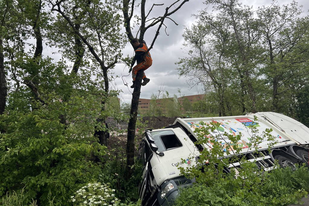 Vuilniswagen glijdt de bosschages in