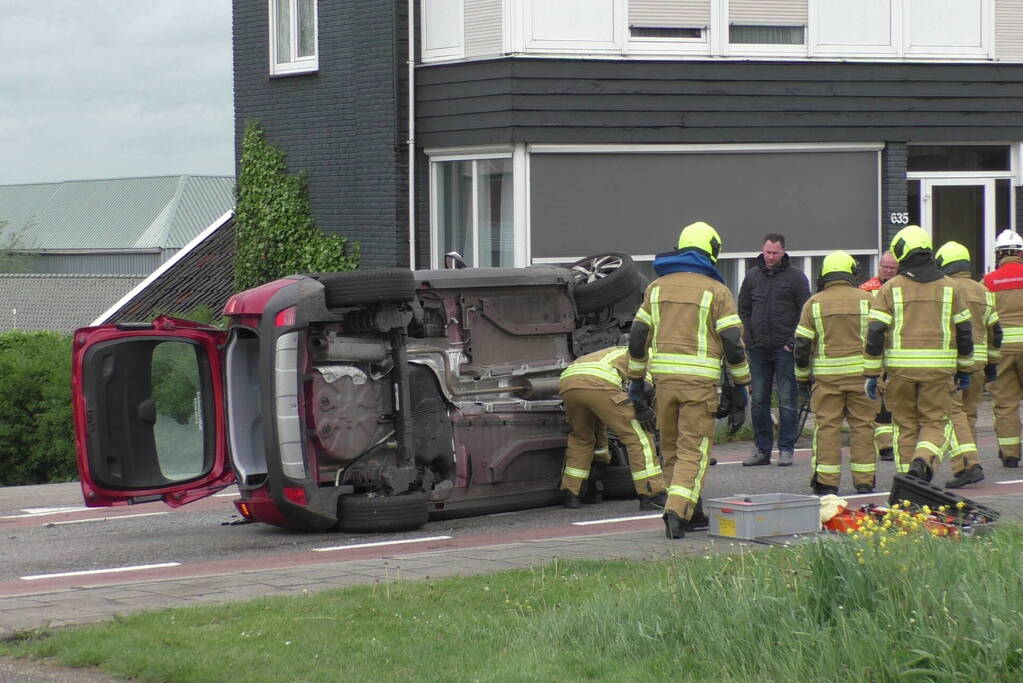 Auto ramt andere auto's en komt op zijkant terecht