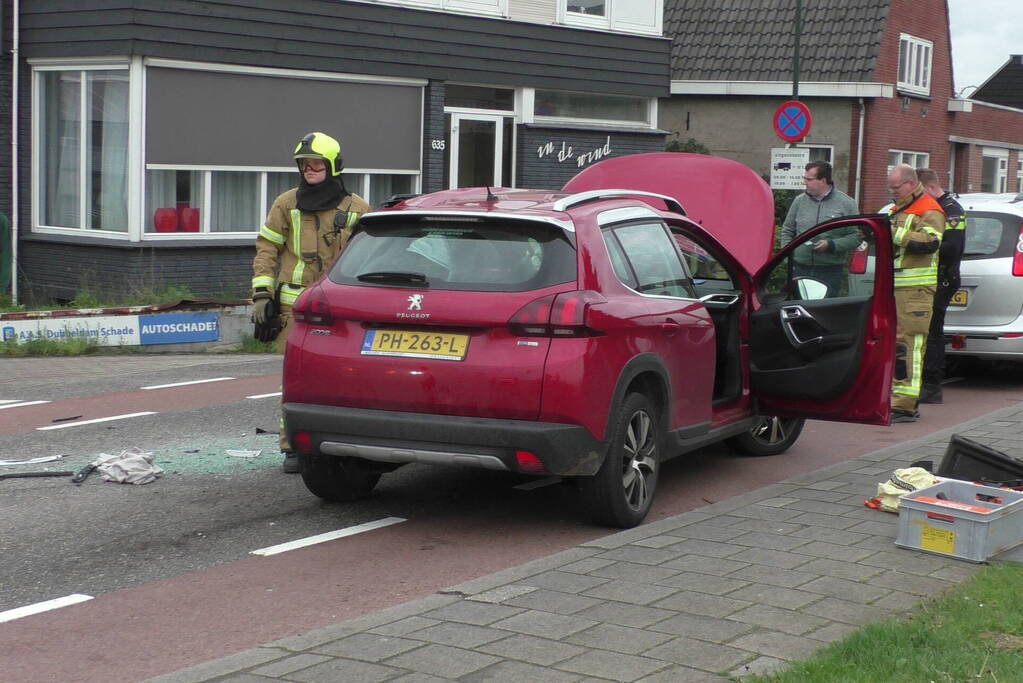 Auto ramt andere auto's en komt op zijkant terecht