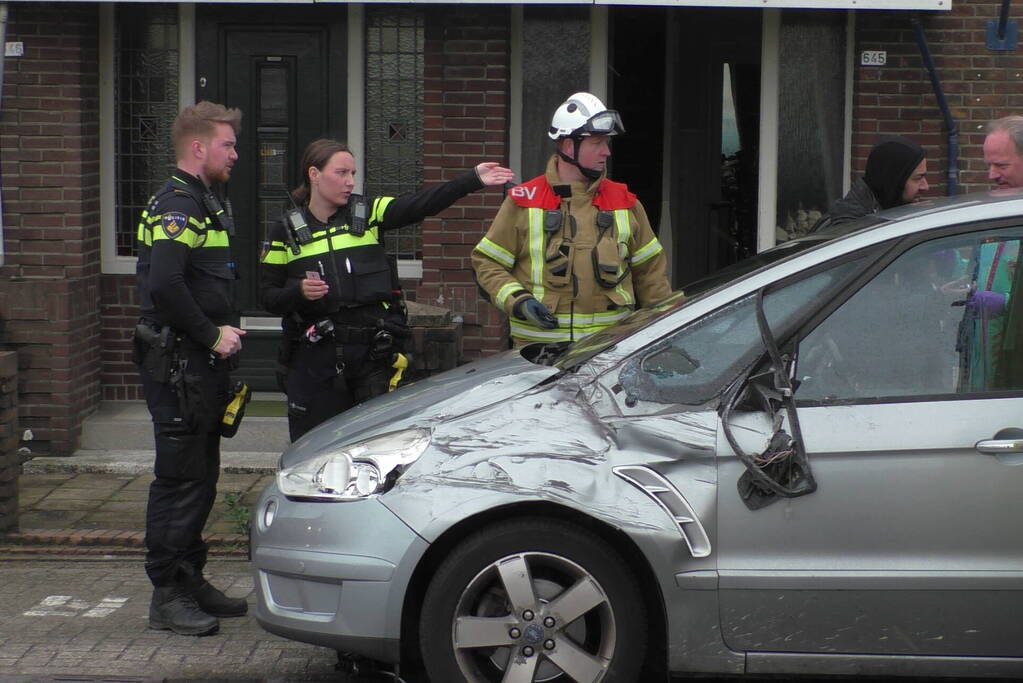 Auto ramt andere auto's en komt op zijkant terecht