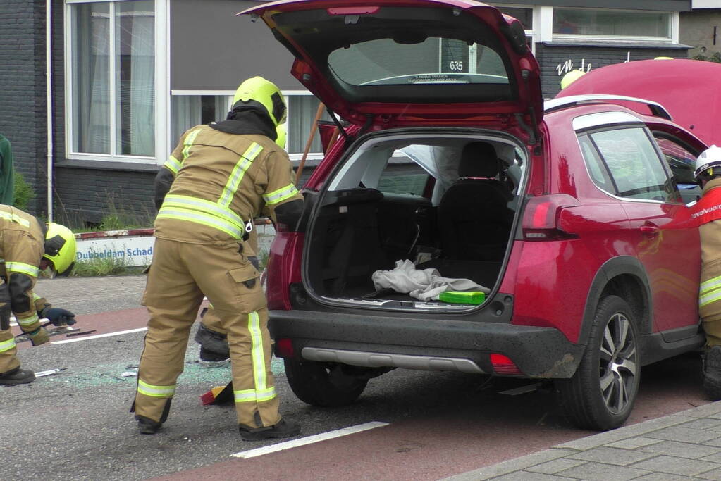 Auto ramt andere auto's en komt op zijkant terecht