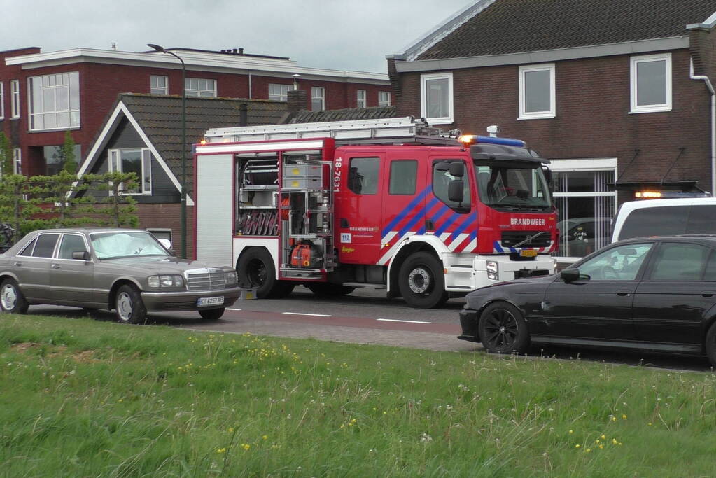 Auto ramt andere auto's en komt op zijkant terecht