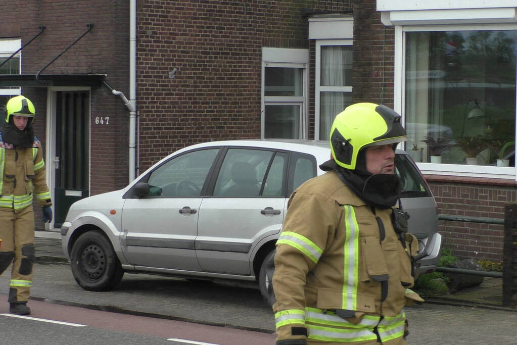 Auto ramt andere auto's en komt op zijkant terecht