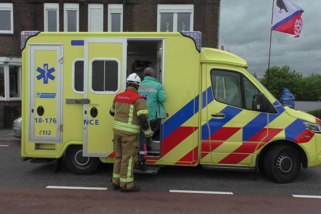 Auto ramt andere auto's en komt op zijkant terecht