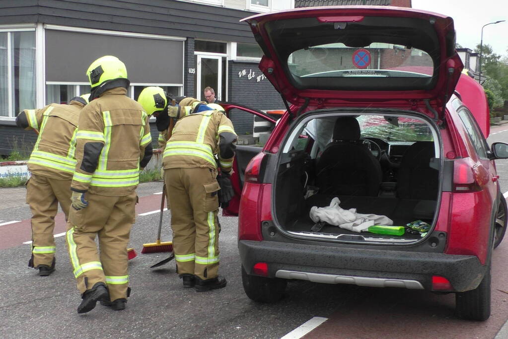 Auto ramt andere auto's en komt op zijkant terecht