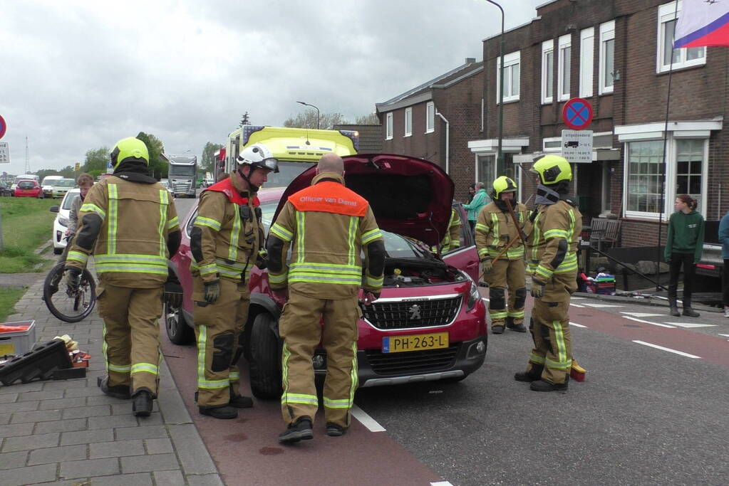 Auto ramt andere auto's en komt op zijkant terecht