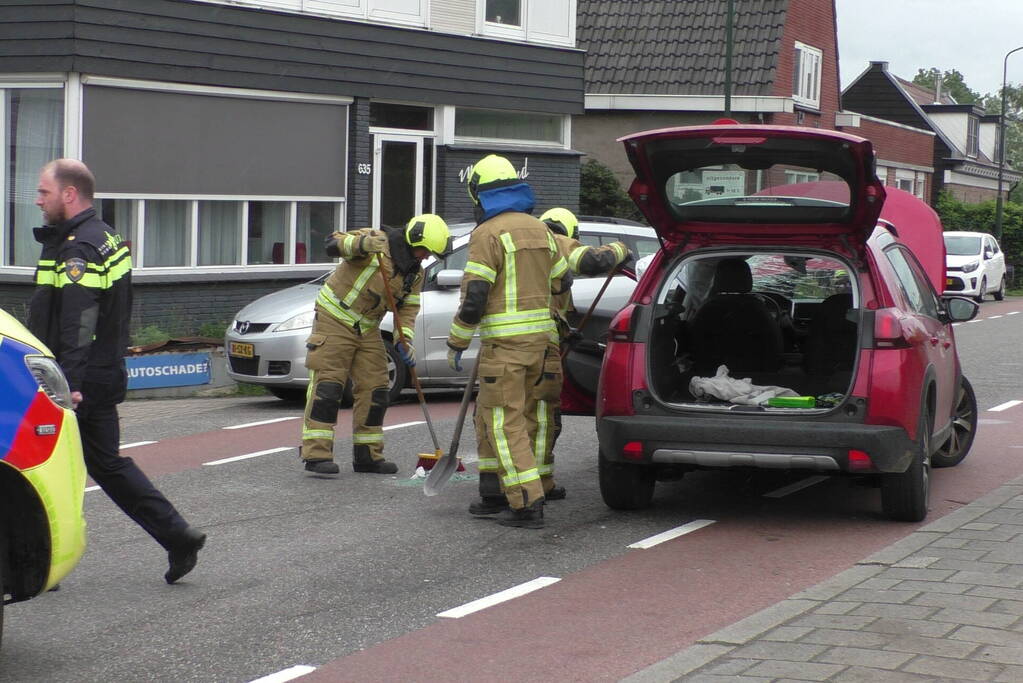 Auto ramt andere auto's en komt op zijkant terecht