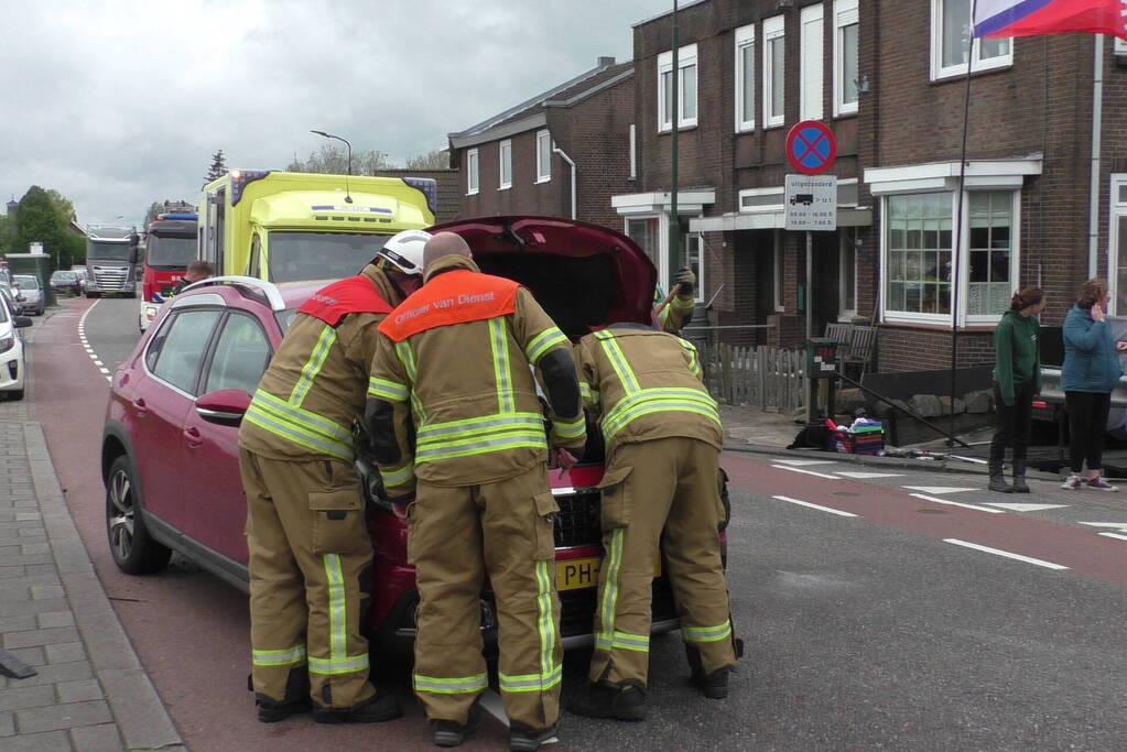 Auto ramt andere auto's en komt op zijkant terecht