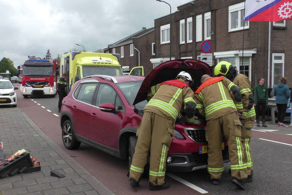 Auto ramt andere auto's en komt op zijkant terecht