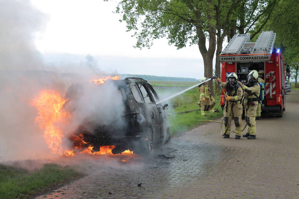 Auto verwoest door brand