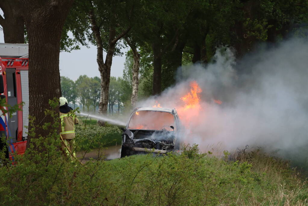 Auto verwoest door brand