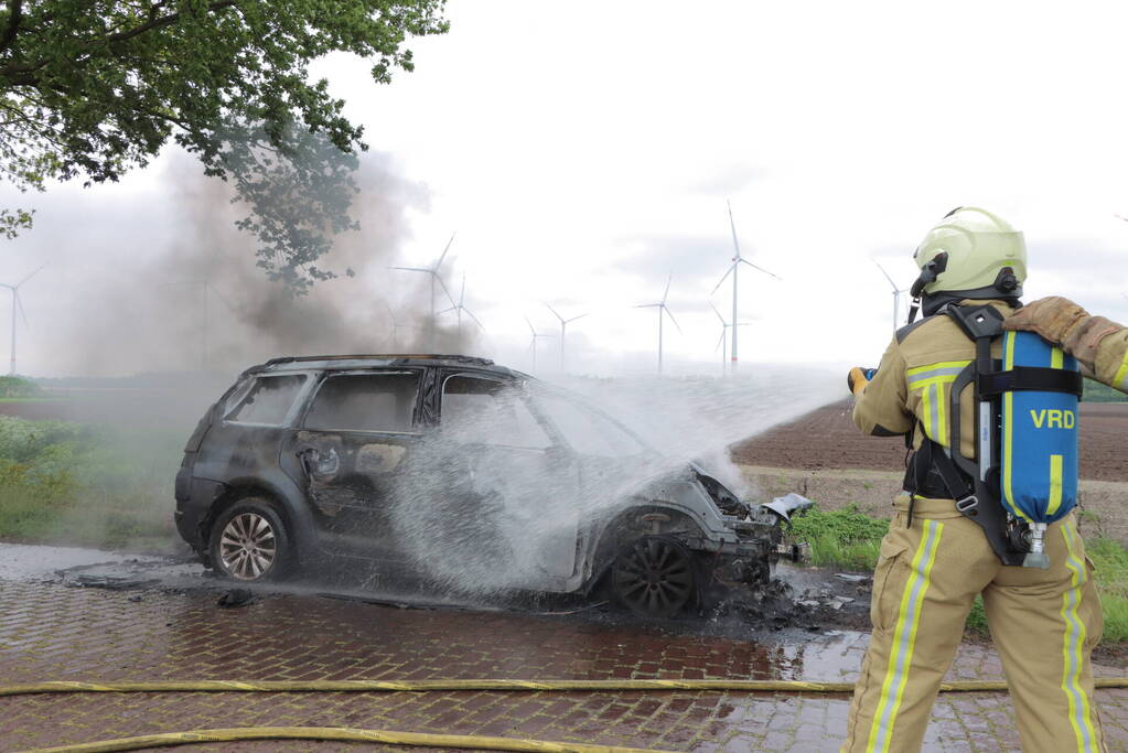 Auto verwoest door brand