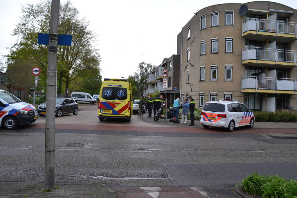 Twee personen op scooter aangereden