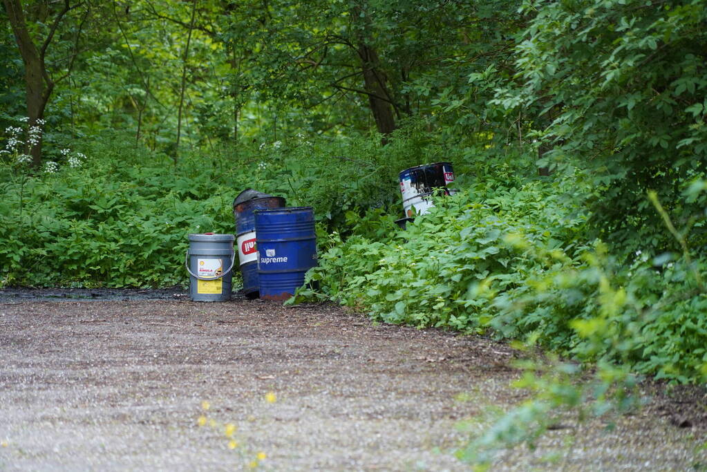 Dumping van vaten in Streekbos