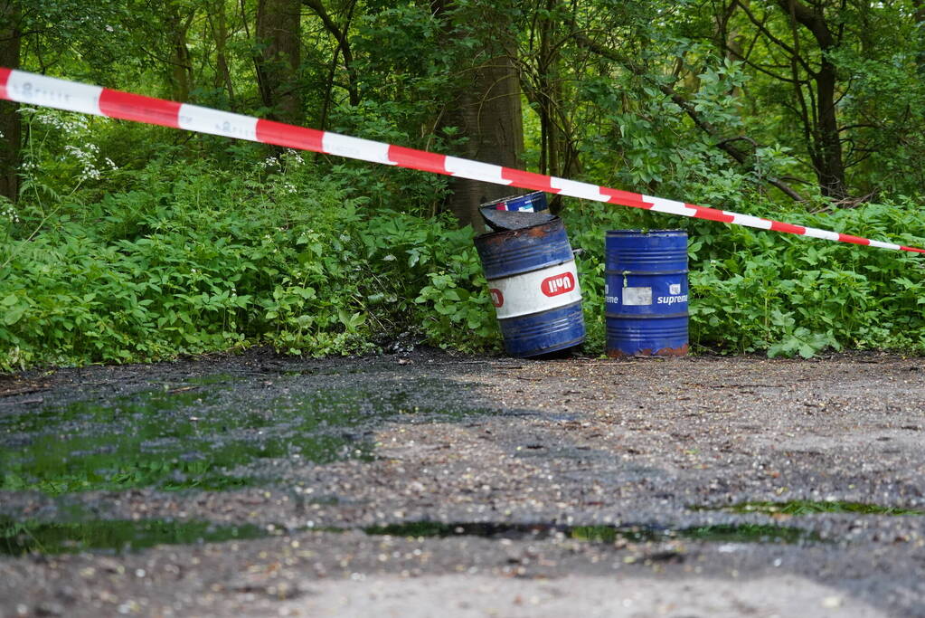 Dumping van vaten in Streekbos