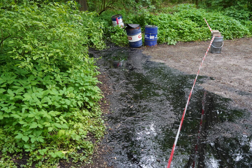 Dumping van vaten in Streekbos