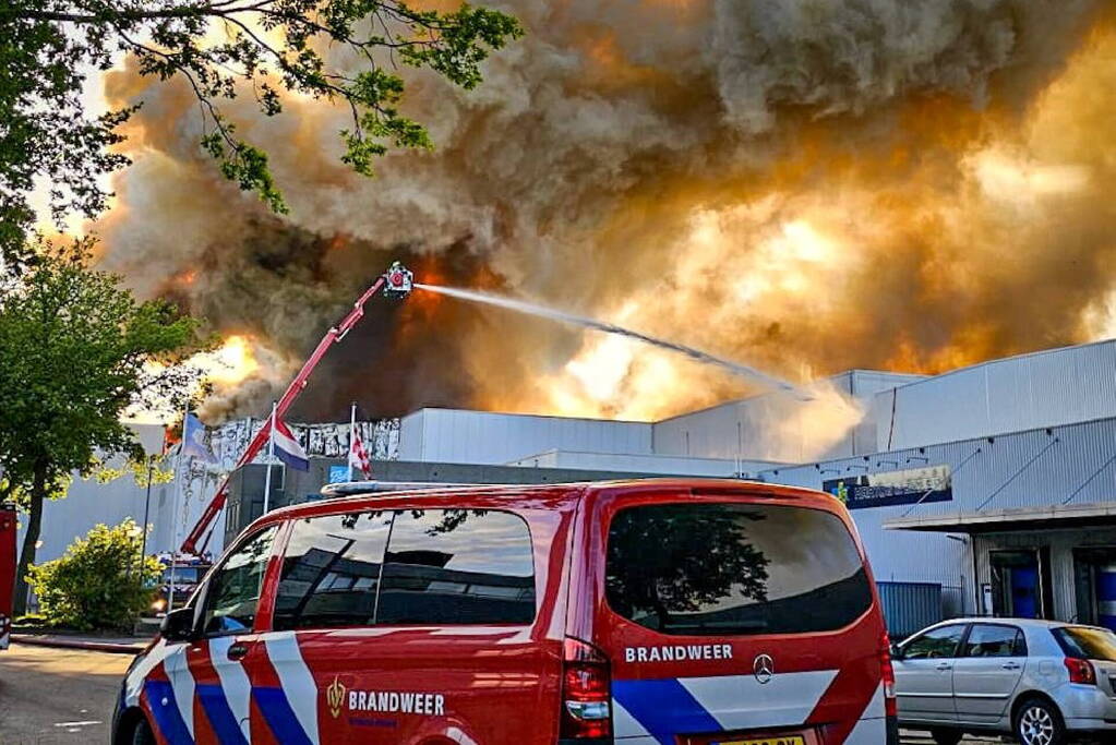 Enorme inzet voor gigantische brand in distributiecentrum