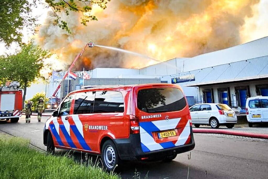 Enorme inzet voor gigantische brand in distributiecentrum