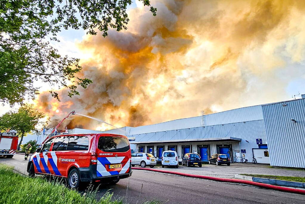 Enorme inzet voor gigantische brand in distributiecentrum