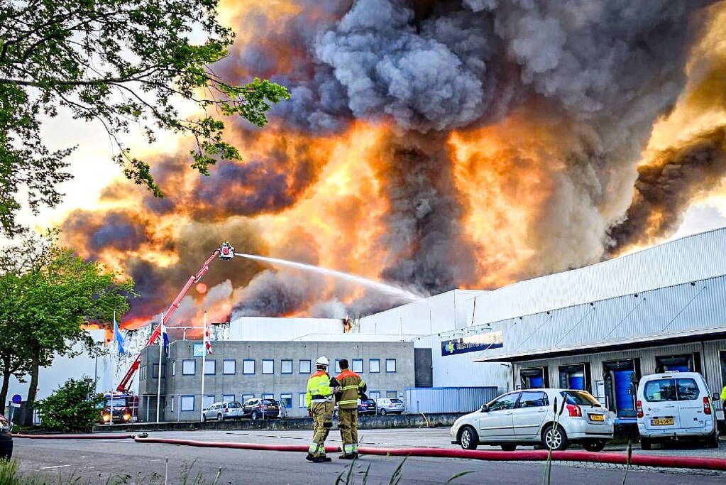 Enorme inzet voor gigantische brand in distributiecentrum