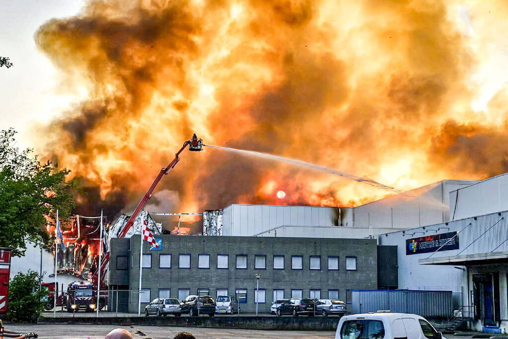 Enorme inzet voor gigantische brand in distributiecentrum