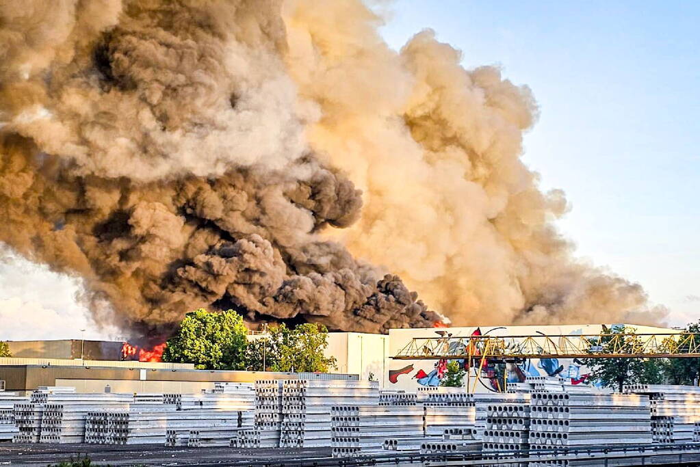 Enorme inzet voor gigantische brand in distributiecentrum