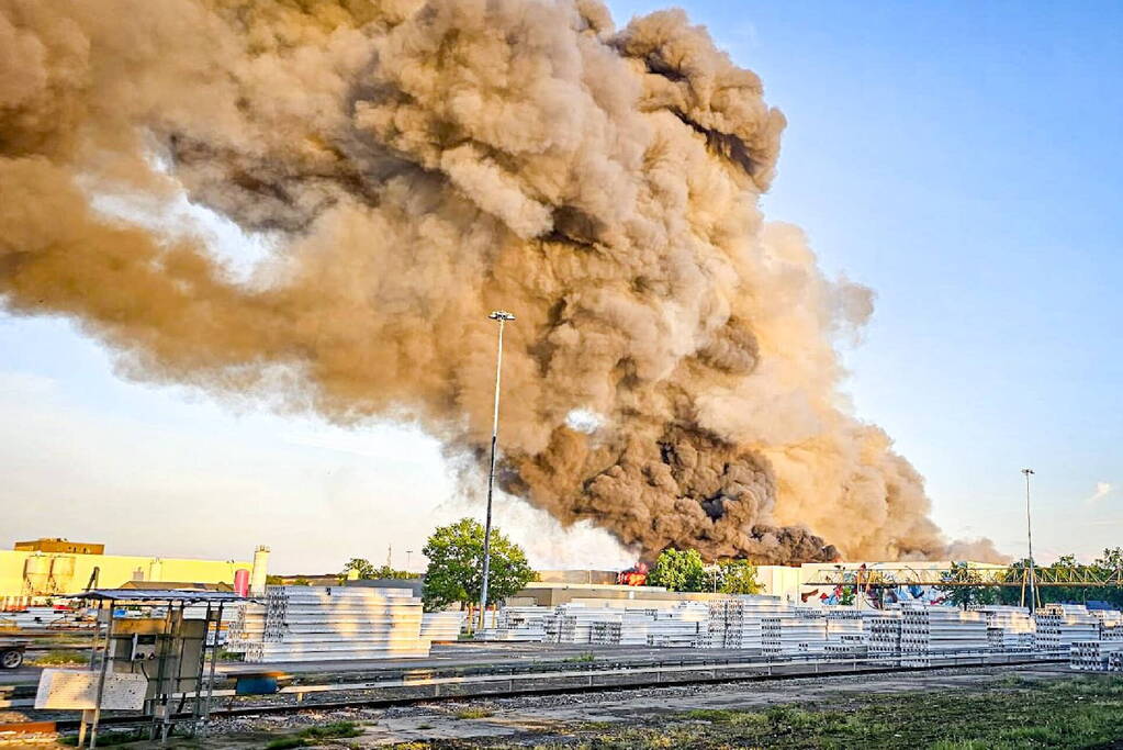 Enorme inzet voor gigantische brand in distributiecentrum