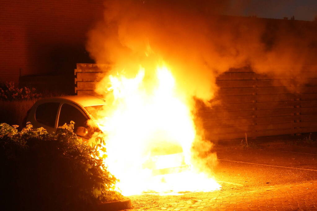 Auto brandt volledig uit in woonwijk