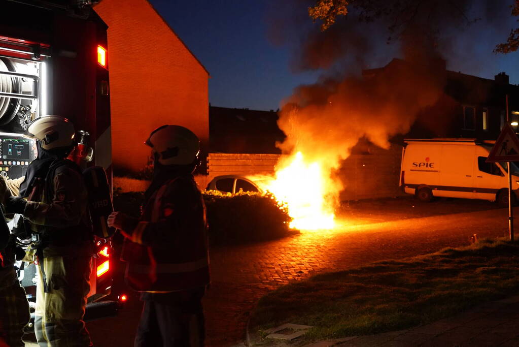 Auto brandt volledig uit in woonwijk